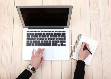 Dizüstü bilgisayar kullanan kişi