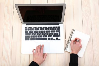 Dizüstü bilgisayar kullanan kişi