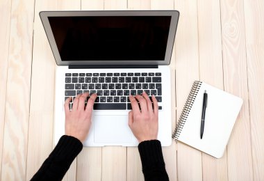 Dizüstü bilgisayar kullanan kişi