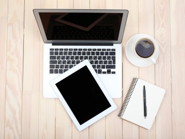 Açık defter ile dijital tablet