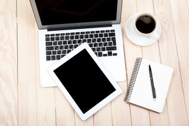 Açık defter ile dijital tablet