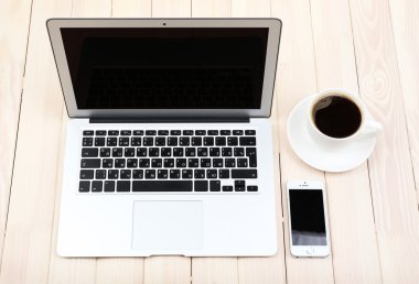 Açık defter ile dijital tablet