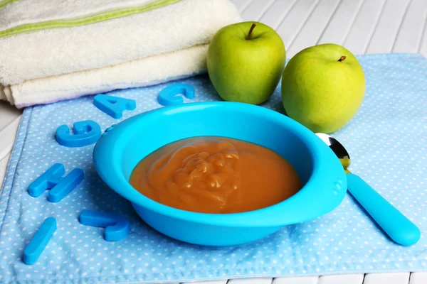 Comida fresca para bebés en tazón con cuchara — Foto de Stock