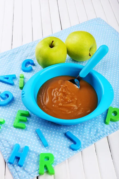 Comida fresca para bebés en tazón con cuchara — Foto de Stock