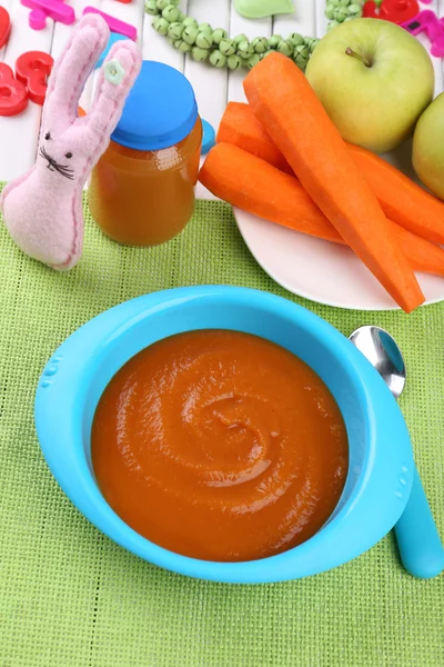 Nové dětské výživy v misce vařečkou — Stock fotografie