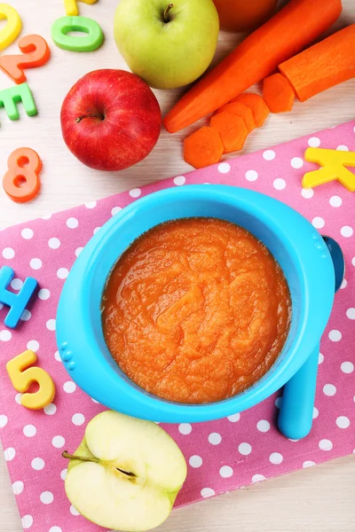 Comida para bebés en tazón — Foto de Stock