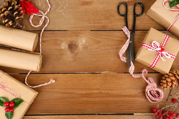 Weihnachtskomposition mit handgemachten Geschenken — Stockfoto