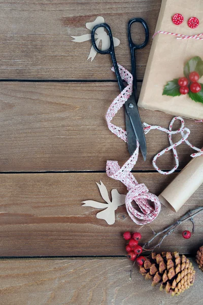 Composizione natalizia con regalo fatto a mano — Foto Stock