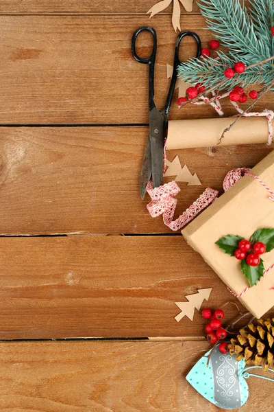 Composizione natalizia con regalo fatto a mano — Foto Stock