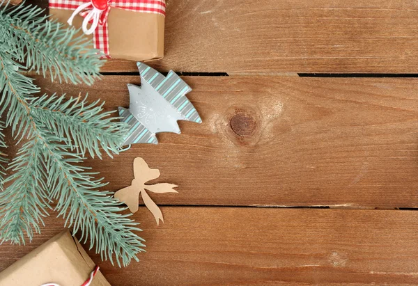 Composición navideña con regalos hechos a mano —  Fotos de Stock