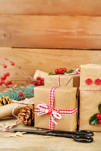 Composición navideña con regalos hechos a mano — Foto de Stock