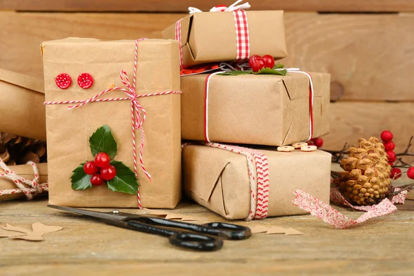 Composición navideña con regalos hechos a mano — Foto de Stock