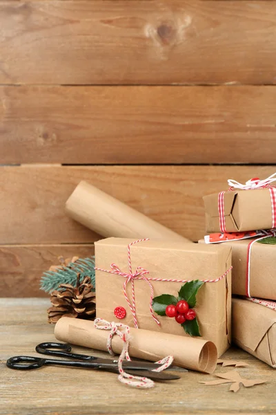 Hermosa composición navideña con regalos hechos a mano sobre fondo de madera — Foto de Stock