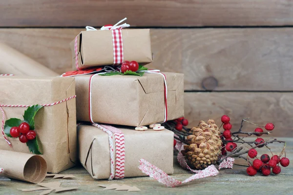 Hermosa composición navideña con regalos hechos a mano sobre fondo de madera —  Fotos de Stock