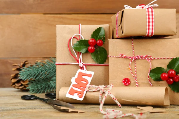 Hermosa composición navideña con regalos hechos a mano sobre fondo de madera —  Fotos de Stock