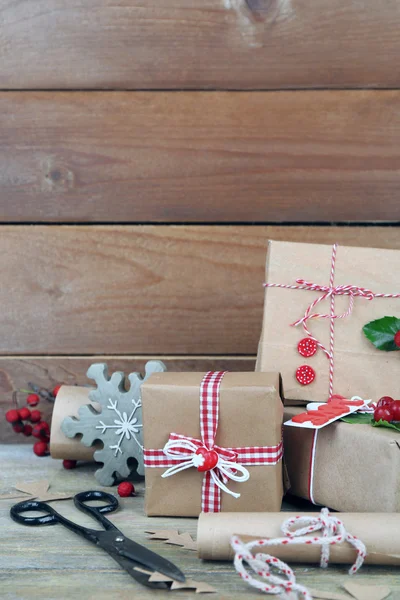 Composición navideña con regalos hechos a mano — Foto de Stock