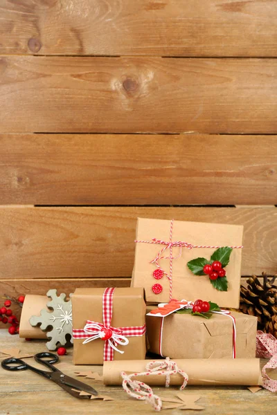 Composición navideña con regalos hechos a mano — Foto de Stock