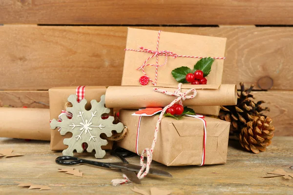 Composizione natalizia con regali fatti a mano — Foto Stock