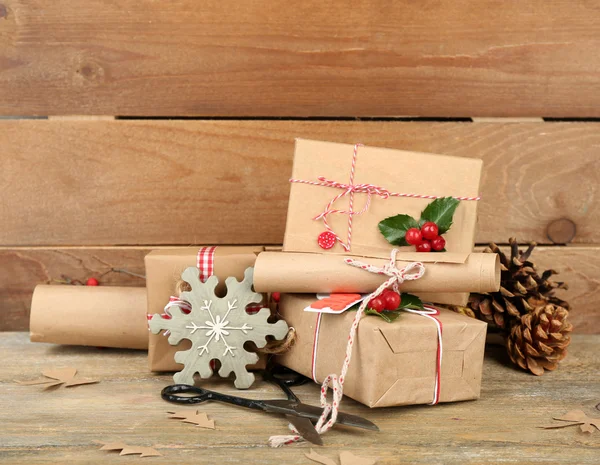 Kerstmis samenstelling met de hand gemaakte giften — Stockfoto