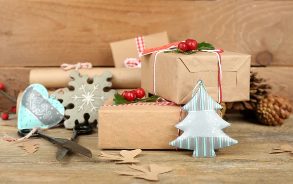 El yapımı hediyeler ile Noel kompozisyon — Stok fotoğraf