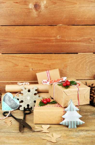 Composición navideña con regalos hechos a mano —  Fotos de Stock