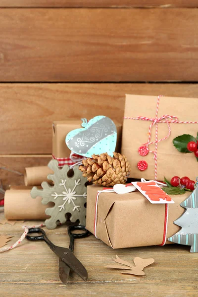 Composición navideña con regalos hechos a mano — Foto de Stock