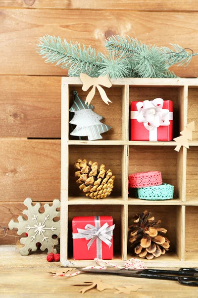 Regalos de Navidad en caja de madera —  Fotos de Stock