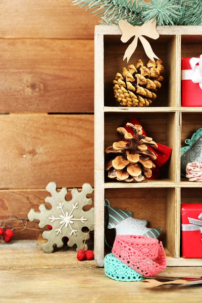 Regalos de Navidad en caja de madera — Foto de Stock