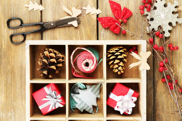 나무 상자에 담긴 크리스마스 선물들 — 스톡 사진