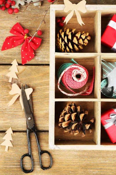 Regali di Natale in cassa di legno — Foto Stock