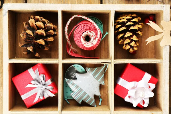 나무 상자에 담긴 크리스마스 선물들 — 스톡 사진