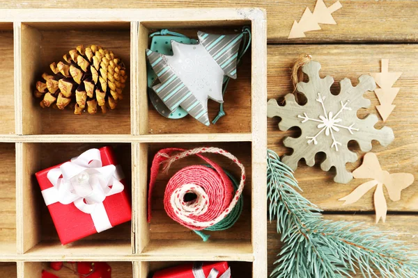 Vánoční dárky v dřevěné bedně — Stock fotografie