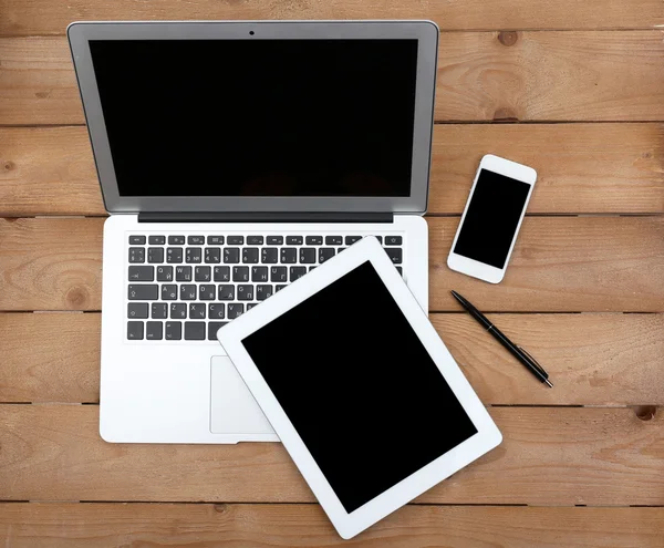 Öppna anteckningsboken, digitala tablett och smartphone med penna på trä bakgrund, ovanifrån — Stockfoto