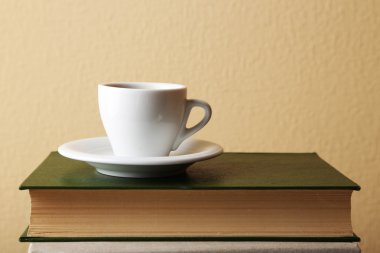 Kitap üzerinde sıcak içecek fincan