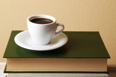 Kitap üzerinde sıcak içecek fincan