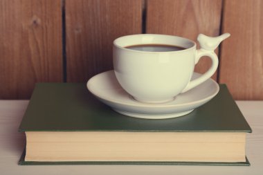 Kitap üzerinde sıcak içecek fincan