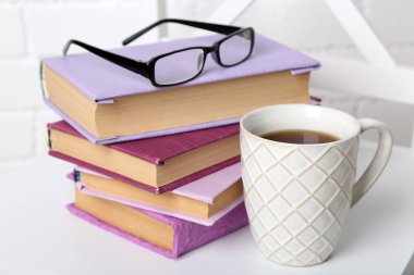 Yığın kitap Kupası ile