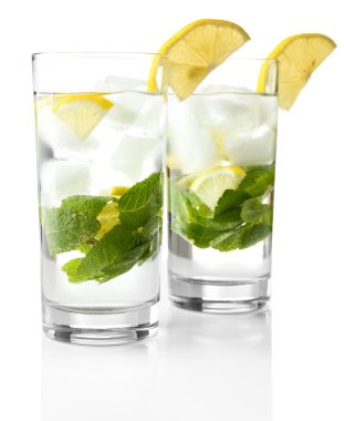 Buz küpleri ile kokteyller