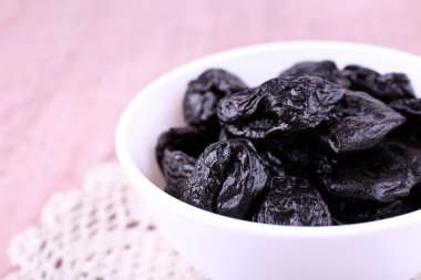 Dantel üzerinde kase kuru erik