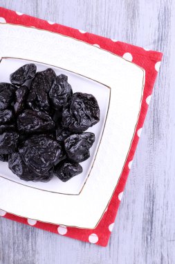 Kuru erik kare beyaz tabak