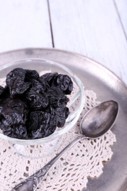 Cam kase kuru erik ile metal tepsi