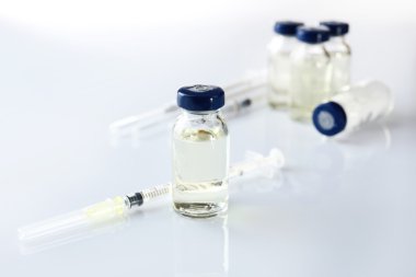 Uyuşturucu aşı flakon içinde