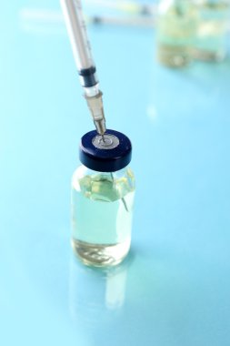 Uyuşturucu aşı flakon içinde