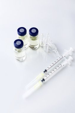 Uyuşturucu aşı flakon içinde