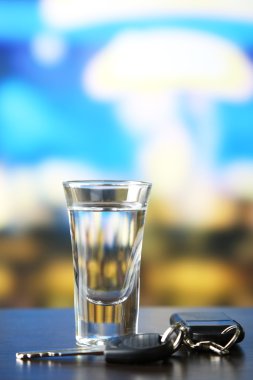 Alkollü içki ve araba anahtar