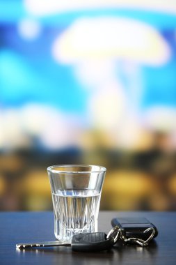 Alkollü içki ve araba anahtar