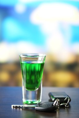 Alkollü içki ve araba anahtar