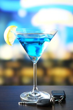 Alkollü içki ve araba anahtar