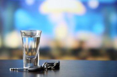 Alkollü içki ve araba anahtar