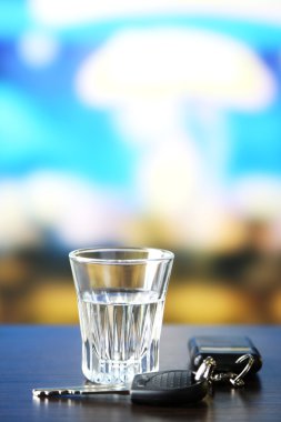 Alkollü içki ve araba anahtar